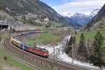 Re 4/4 11XXX + Re 620 074 mit KLV Zug am 25.04.2012 bei Wassen