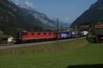 Re 6/6 11670 und Re 420 344-4 ziehen am 25.7.12 einen Containerzug die Gotthard-Nordrampe hinauf, hier bei Silenen.