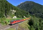 Eine Re 10/10 mit einem Gterzug am 28.08.2012 oberhalb von Wassen.