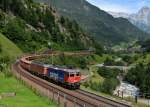 Re 420 307 und eine Re 6/6 mit einem Gterzug am 28.08.2012 unterwegs bei Intschi.