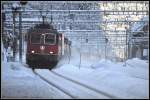 Re 4/4 II 11332 und eine Re 6/6 ziehen einen KLV-Zug Richtung Sden und erreichen soeben Gschenen.