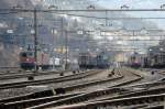 Gterbahnhof Bellinzona S. Paolo am Mittag des 30.01.2013: Re 4/4  11329, Re 4/4''' 11364 und die Re 620 058-8  Auvernier  warten auf zu bernehmende Zge. Das schnste an diesem Gterbahnhof sind die wahrscheinlich seit einem gefhlten Jahrhundert nicht ausgewechselten Fahrleitungsmasten.