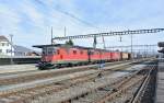 Re 4/4 II 11327 und Re 6/6 11664 mit Gterzug bei Durchfahrt in Kaiseraugst, 06.03.2013.