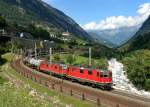 Eine Re 10/10 mit einem Gterzug am 30.08.2011 bei Wassen.