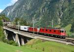 Eine Re 10/10 mit einem Gterzug am 30.08.2011 bei Wassen.