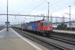 Re 10/10, Re 620 065-3 und Re 420 346-9, mit Güterzug bei Durchfahrt in Rotkreuz, 08.02.2014.