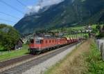 Eine Re 10/10 mit einem Güterzug am 29.08.2013 bei Amsteg-Silenen.