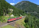 Eine Re 10/10 mit einem KLV am 28.08.2012 oberhalb von Wassen.