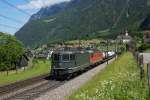 Re 4/4 II 11330 und Re 6/6 11668 ziehen am 24.05.2014 einen Güterzug von Erstfeld Richtung Süden, aufgenommen bei Silenen.