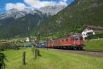 Gleiche Stelle, nur diesmal von der anderen Seite aus fotografiert: Re 6/6 11673 und Re 4/4 II 11328 ziehen am 24.05.2014 einen Containerzug die Gotthard-Nordrampe hinauf.