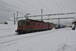 Re 6/6 11666 und Re 4/4 II 11329 mit Güterzug bei Durchfahrt in Airolo, 07.02.2014.