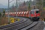 Re 10/10 mit einem Holcim Schüttgutwagenzug Typ Facc(s) bei Arth-Goldau.Bild vom 2.12.2014