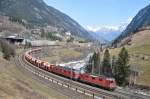 Ein Holcim-Kieszug, gezogen von der Re 4/4 II 11284 und der Prototyp Re 6/6 11604  Faido , befindet sich am 20.03.2015 auf dem Weg in Richtung Tessin.