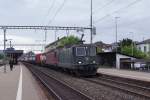 SBB: Re 10/10 mit einem gemischten Güterzug am Hacken bei der Bahnhofsdurchfahrt Herzogenbuchsee am 19.