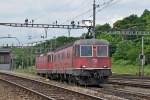 Re 10/10 mit der Re 6/6 11605 und der Re 4/4 II 11324 durchfahren den Güterbahnhof in Muttenz.