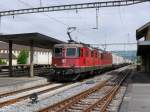 SBB - Re 4/4 11289 mit Re 6/6 11653 vor Güterzug bei der durchfahrt in Gwatt am 14.05.2015