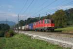 Re 4/4 II 11324 und Re 620 086-9 rollen am 03.10.2015 die Bözberg-Südrampe hinunter Richtung Brugg.