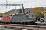 Re 10/10 11663 und 11348 durchfahren den Bahnhof Sissach.