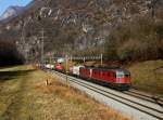 Die Re 6/6 11676 und die Re 4/4 11345 mit einem KLV-Zug am 19.12.2015 unterwegs bei Claro.