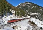 Re 6/6 11601 mit einer Re 4/4 und einem Autozug am 11.02.2015 oberhalb von Wassen.