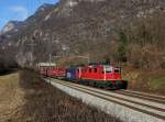 Die Re 4/4 11272 und die Re 420 042 mit einem KLV-Zug am 23.01.2016 unterwegs bei Claro.