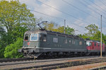 Re 10/10 mit den Loks 11646 und 11239 durchfahren den Bahnhof Kaiseraugst.