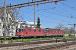 Re 10/10 mit den Loks 11667 und 11325 durchfahren den Bahnhof Pratteln.