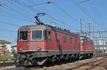 Re 10/10, mit der lok 11616 an der Spitze, durchfährt den Bahnhof Pratteln.