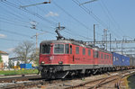 Re 10/10, mit den Loks 11332 und 11671, durchfahren den Bahnhof Pratteln.