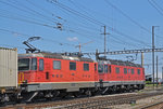 Re 10/10, mit den Loks 11634 und 11290, durchfahren den Bahnhof Pratteln.