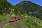 Eine Re 20/20 mit einem KLV am 21.05.2016 oberhalb von Wassen.