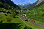 Eine Re 10/10 mit einem Kieszug am 21.05.2016 bei Gurtnellen.