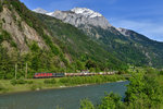 Eine Re 10/10 mit einem KLV am 21.05.2016 bei Erstfeld.