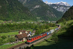 Re 6/6 11689 und Re 4/4 11340 erklimmen am 21.05.2016 die ersten Meter der Gotthard-Nordrampe bei Erstfeld.