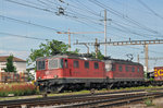 Re 10/10, mit den Loks 11281 und 11679, durchfahren den Bahnhof Pratteln.