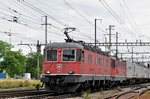 Re 10/10, mit den Loks 11689 und 11329, durchfahren den Bahnhof Pratteln.