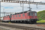 Re 10/10, mit den Loks 11629 und 11329, durchfahren den Bahnhof Pratteln.