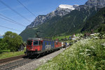 Re 620 069-5 und Re 4/4 II 11338 fahren am 21.05.2016 mit einem Containerzug von Erstfeld Richtung Süden, aufgenommen bei Silenen.