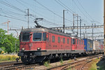 Re 10/10, mit den Loks 11676 und 11339, durchfahren den Bahnhof Pratteln.