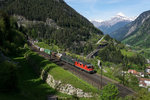 Re 4/4 II 11331 und die grüne Re 6/6 11663 befinden sich am 21.05.2016 auf der dritten Ebene bei Wassen.