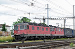 Re 10/10, mit den Loks 11629 und 11329, durchfahren den Bahnhof Pratteln.