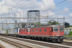 Re 10/10, mit den Loks 11689 und 11345, durchfahren den Bahnhof Pratteln.