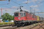 Re 10/10, mit den Loks 11345 und 11689, durchfahren den Bahnhof Pratteln.