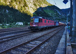 Eine Re 10/10 bestehend aus den Lokomotiven Re 6/6 11606  Turgi  und Re 420 346-9, durchfährt mit Holcim Kieszug den Bahnhof Göschenen in Richtung Erstfeld.