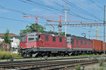 Re 10/10, mit den Loks 11335 und 11672, durchfahren den Bahnhof Pratteln.