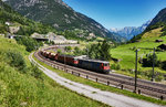 Eine Re 10/10 angeführt von der Re 420 345-8, donnert mit einem Holcim Kieszug, in der Wattinger Kurve, den Gotthard hinauf.