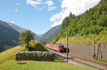 Ein Güterzug, geführt von der Re 4/4 II 11337 und einer unbekannt gebliebenen Re 6/6, fährt gemächlich bei angenehmen Morgen-Temperaturen bei Wassen in Richtung Norden.