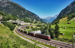 Eine Re 10/10, bestehend aus den Lokomotiven Re 6/6 11671  Othmarsingen  und Re 4/4 II 11324, donnert in der Wattinger Kurve mit einem KLV den Gotthard hinauf.