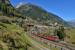 Eine Re 10/10 mit einem KLV am 05.11.2015 bei Wassen.