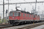 Re 10/10, mit den Loks 11681 und 11290, durchfahren den Bahnhof Pratteln.